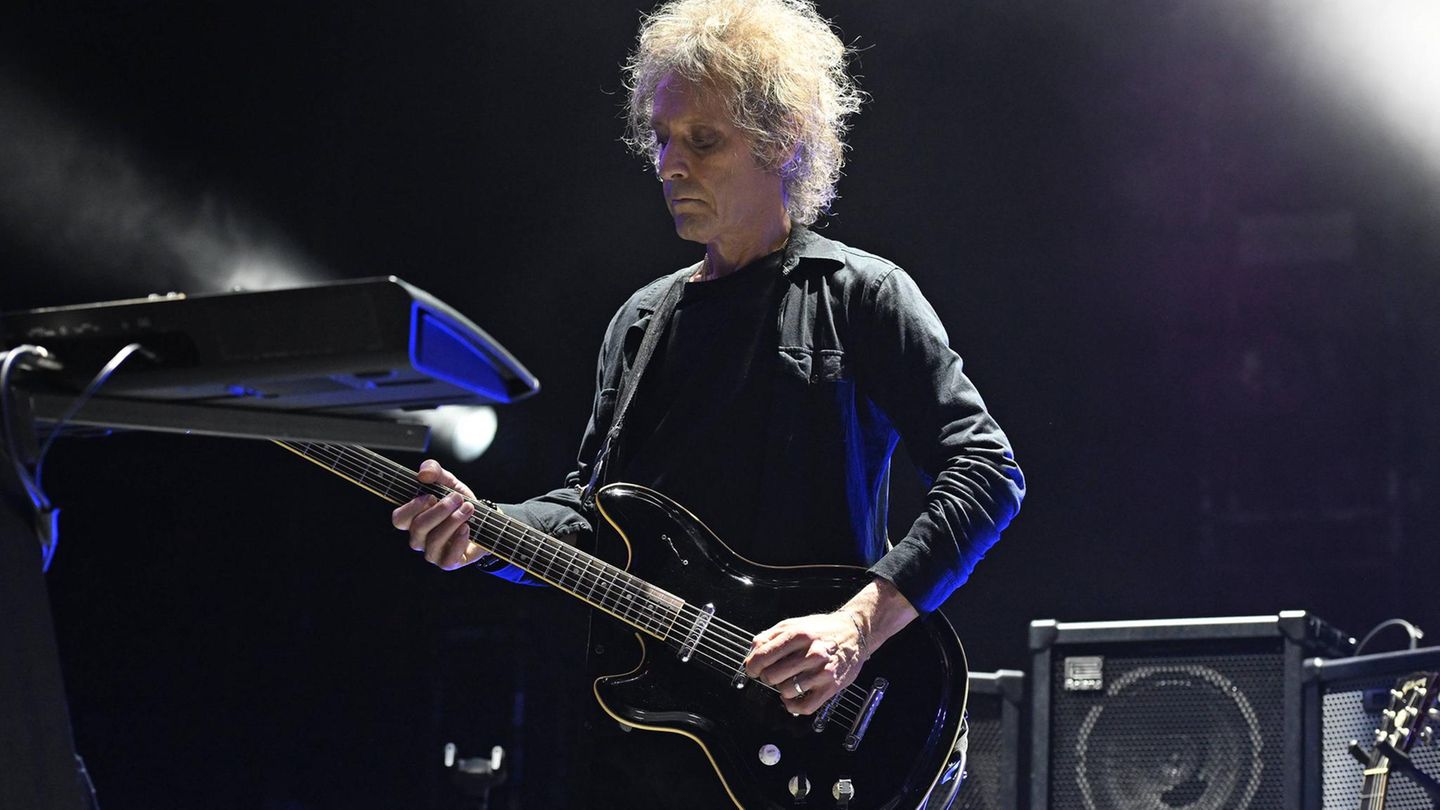 Der Gitarrist und Keyboarder der britischen Band The Cure, Perry Bamonte, ist tot. Bamonte starb an Weihnachten im Alter von 65 Jahren nach kurzer Krankheit zu Hause. Der 65-Jährige war zwischen 1990 und 2005 vollwertiges Mitglied und spielte neben Gitarre und Keyboard auch Bass auf mehreren Alben, darunter "Bloodflowers". 17 Jahre nach seinem Abgang kehrte er zur Band zurück und stand zwischen 2022 und 2024 bei 90 Shows auf der Bühne  