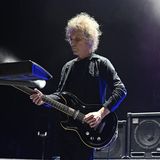 Der Gitarrist und Keyboarder der britischen Band The Cure, Perry Bamonte, ist tot. Bamonte starb an Weihnachten im Alter von 65 Jahren nach kurzer Krankheit zu Hause. Der 65-Jährige war zwischen 1990 und 2005 vollwertiges Mitglied und spielte neben Gitarre und Keyboard auch Bass auf mehreren Alben, darunter "Bloodflowers". 17 Jahre nach seinem Abgang kehrte er zur Band zurück und stand zwischen 2022 und 2024 bei 90 Shows auf der Bühne  