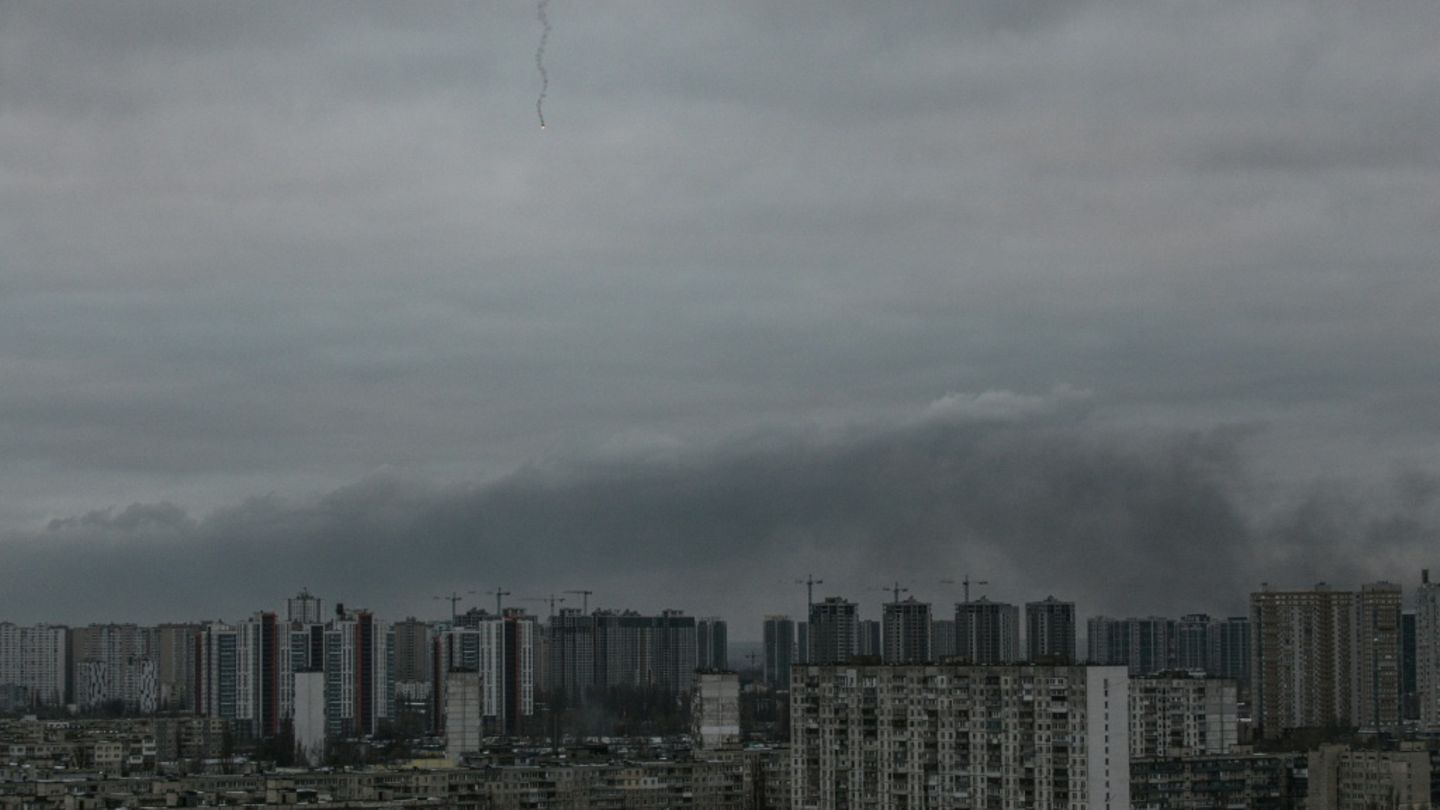 Rauch über Wohnhäusern nach Angriffen auf Kiew