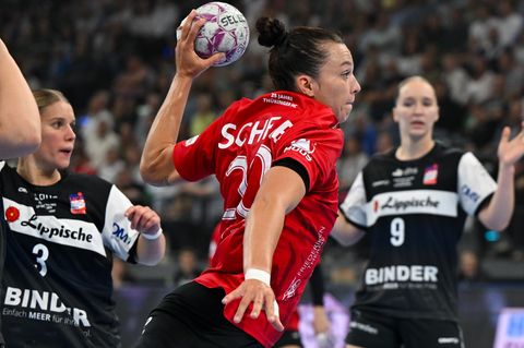Jana Scheib und die Bundesliga-Handballerinnen des Thüringer HC wurden ihrer Favoritenrolle mit Mühe gerecht. Foto: Sven Hoppe/d