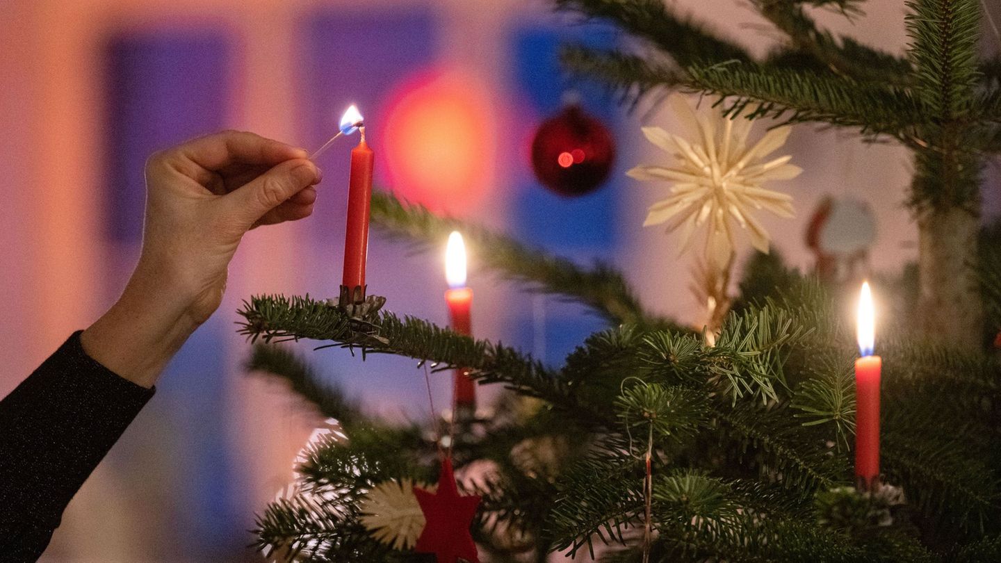 Feuerwehr im Einsatz: Vater verletzt sich beim Löschen von Weihnachtsbaum schwer