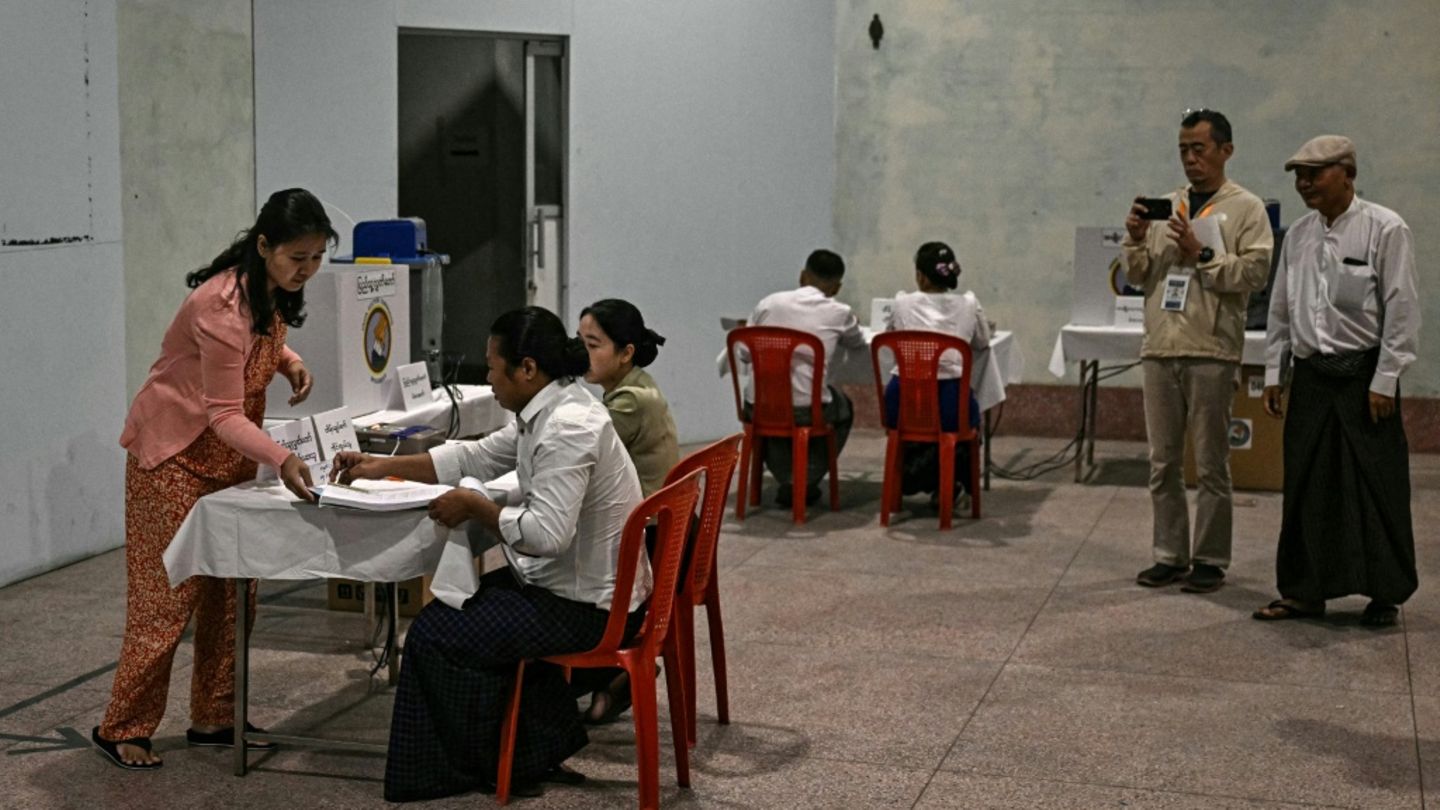 Wahllokal in Yangon