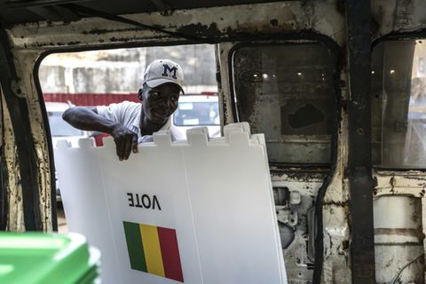Wahlhelfer verlädt Kabinen für Präsidentenwahl in Guinea