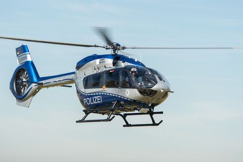 Unter anderem mit einem Polizeihubschrauber suchen Beamte das Waldstück ab. (Symbolbild) Foto: Wolfram Kastl/dpa