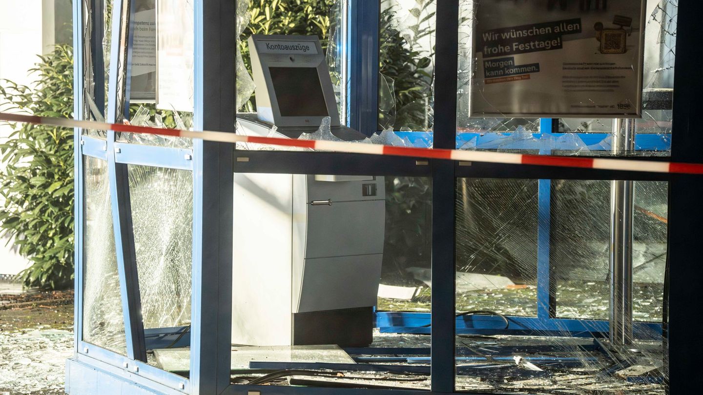 Die Zahl der Geldautomatensprengungen sinkt, dennoch entstand auch 2025 Sachschaden in hoher sechsstelliger Höhe. (Archivfoto) F