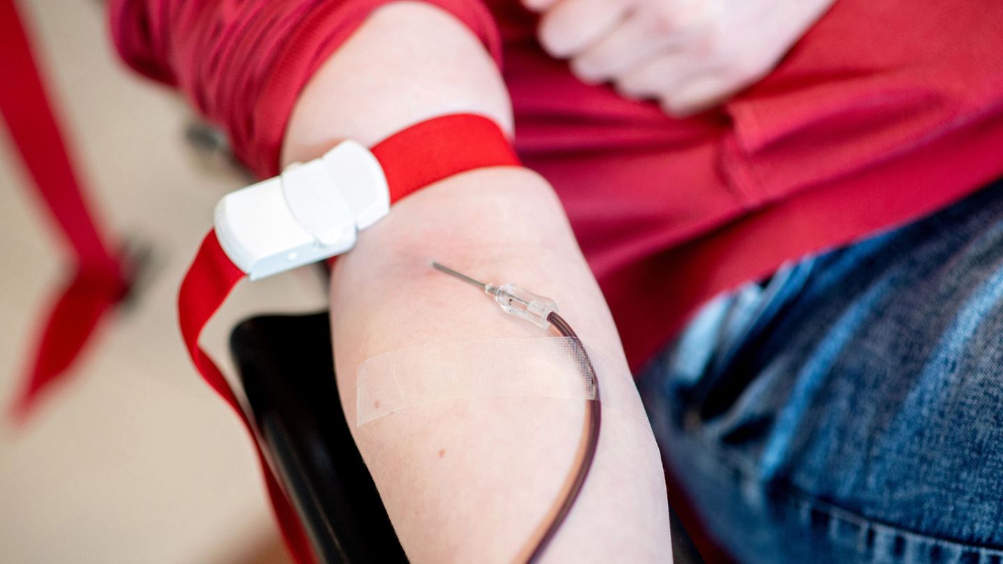 Der Bedarf an Blutspenden bleibt unverändert hoch. (Symbolfoto) Foto: Hauke-Christian Dittrich/dpa