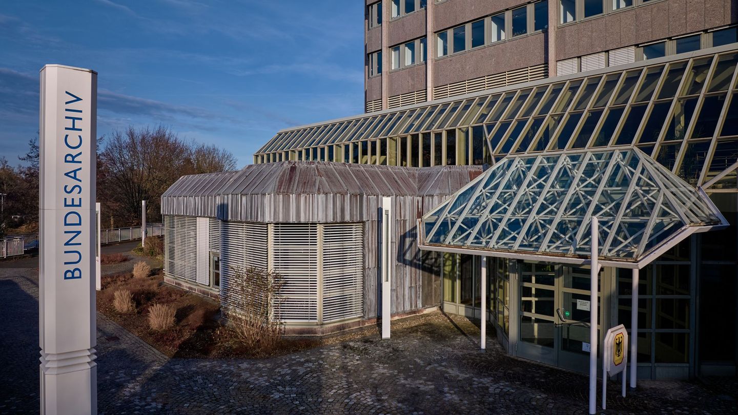 Die im Bundesarchiv gelagerten Dokumente sind extrem empfindlich. Foto: Thomas Frey/dpa