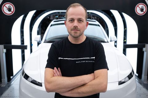 Der Werksleiter der Tesla-Fabrik in Grünheide, André Thierig, äußert sich zur Entlohnung. (Archivbild) Foto: Sebastian Gollnow/d