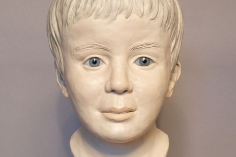 Mit einer Gesichtsrekonstruktion des toten Jungen sucht die Polizei den Täter. (Archivbild) Foto: Polizeipräsidium Oberbayern No