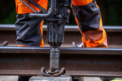 Auf etlichen Bahnstrecken stehen umfangreiche Bauarbeiten an. (Symbolbild) Foto: Jens Büttner/dpa