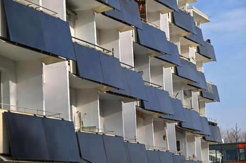 In Nordrhein-Westfalen sind 2025 erneut mehr als 80.000 "Balkonkraftwerke" registriert worden. (Archivbild) Foto: Martin Schutt/