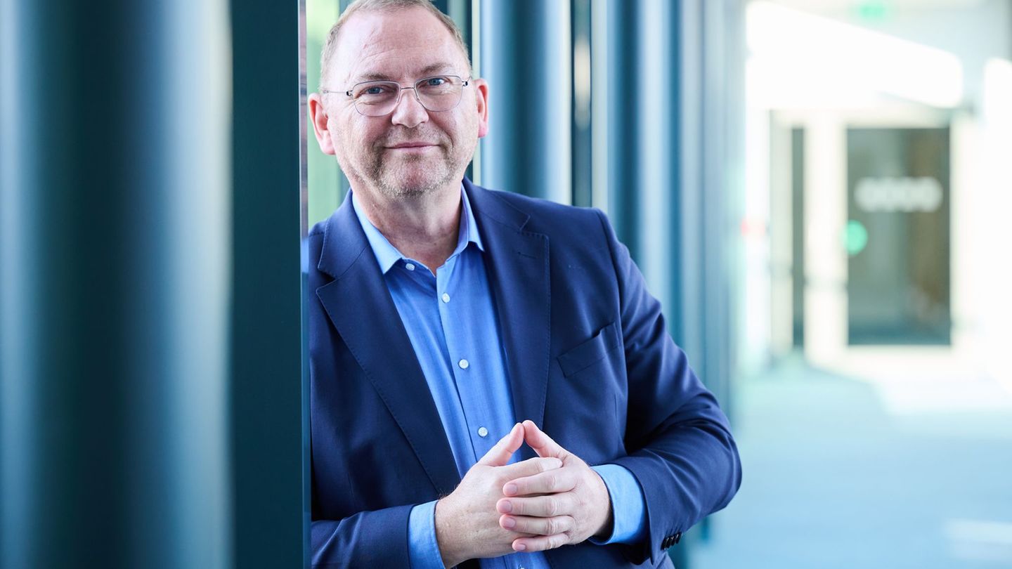 Verdi-Chef Frank Werneke tritt für ein strenges Vorgehen gegen die AfD ein. (Archivfoto) Foto: Annette Riedl/dpa