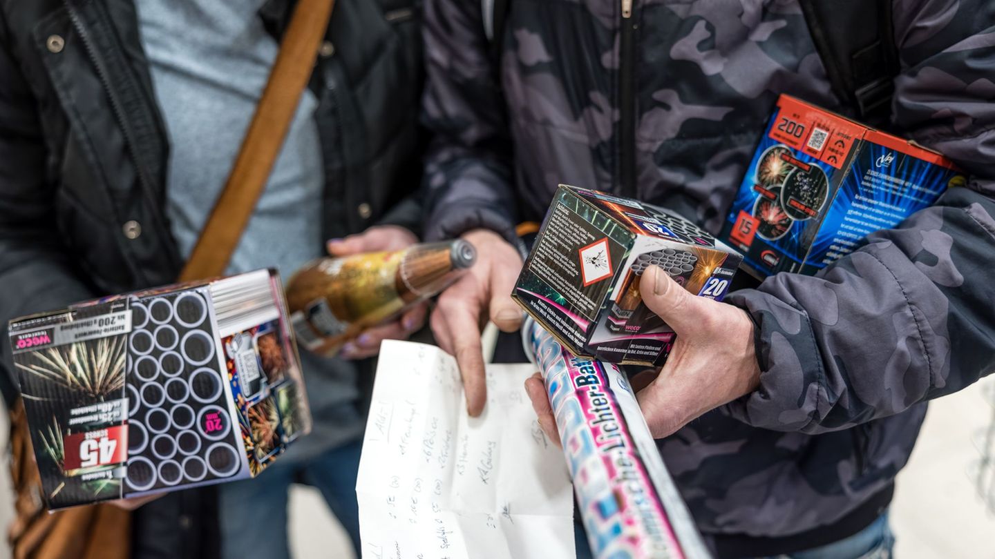 Beim Zünden von Silvesterfeuerwerk ist Vorsicht geboten. (Symbobild) Foto: Frank Hammerschmidt/dpa