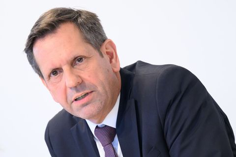 Olaf Lies hat Vorsätze wie gesünder leben und Sport treiben aufgegeben. (Archivbild) Foto: Julian Stratenschulte/dpa