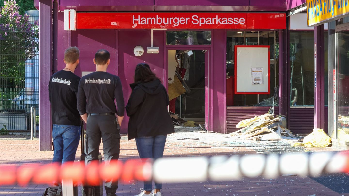 Geldautomaten geraten häufig in das Visier von Kriminellen. (Archivbild) Foto: Bodo Marks/dpa