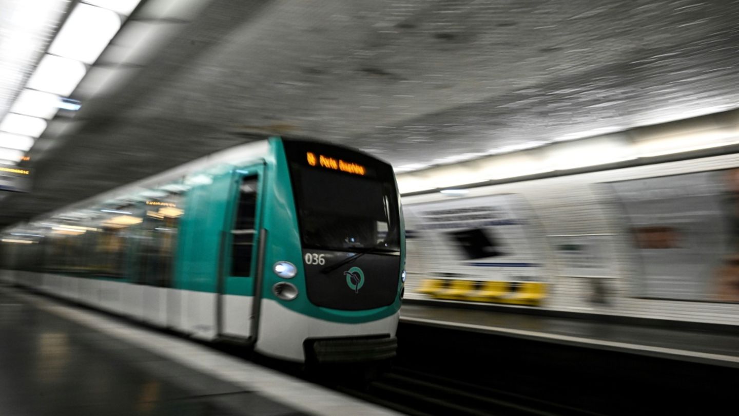 Einfahrende Métro in Paris