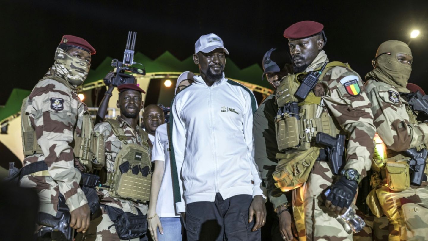 General Doumbouya (M.) will als Präsident bestätigt werden