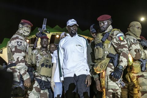 General Doumbouya (M.) will als Präsident bestätigt werden