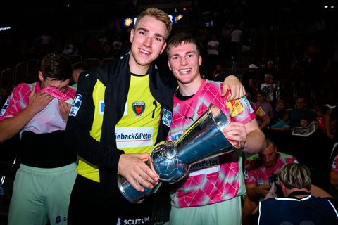 Torhüter Lasse Ludwig (l) und Nils Lichtlein jubeln 2024 nach dem Gewinn des Supercup. Foto: Marco Wolf/dpa