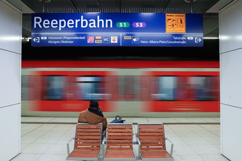 Beleidigungen bis hin zu Todesdrohungen wurden einem per Haftbefehl gesuchten Mann in Hamburg zum Verhängnis. (Archivbild) Foto: