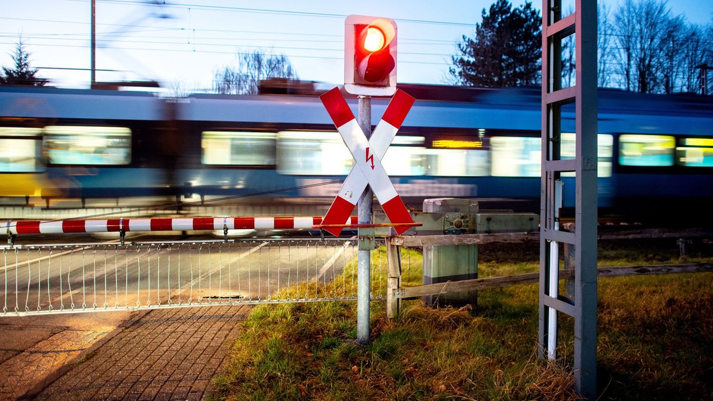 Ein Auto ist mit einer Ampel kollidiert und wurde dann von einem Regionalzug erfasst. (Symbolbild) Foto: Hauke-Christian Dittric