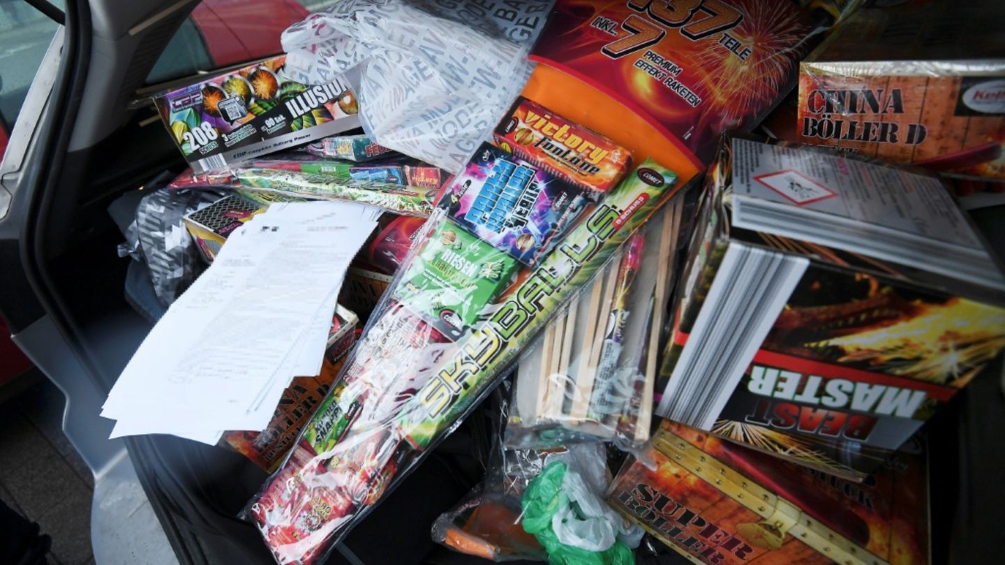 Beschlagnahmte Feuerwerkskörper in einem Auto.