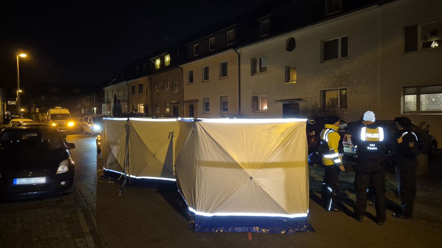 Bei dem Unfall ist der erfasste Fußgänger gestorben. Foto: Sascha Thelen/dpa