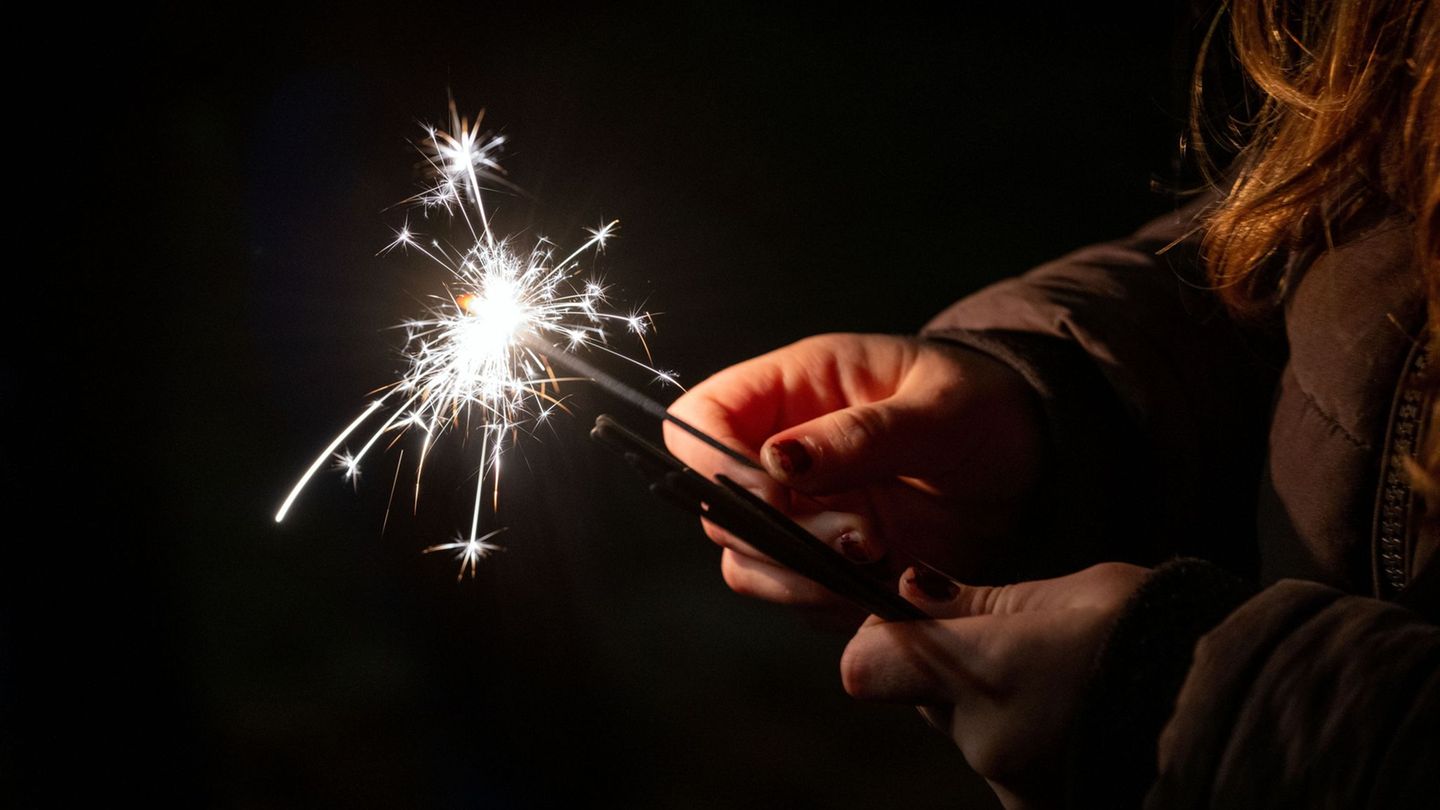 Wunderkerzen und Tischfeuerwerk bergen weniger Risiko als so mancher Böller. (Archivbild) Foto: Pia Bayer/dpa