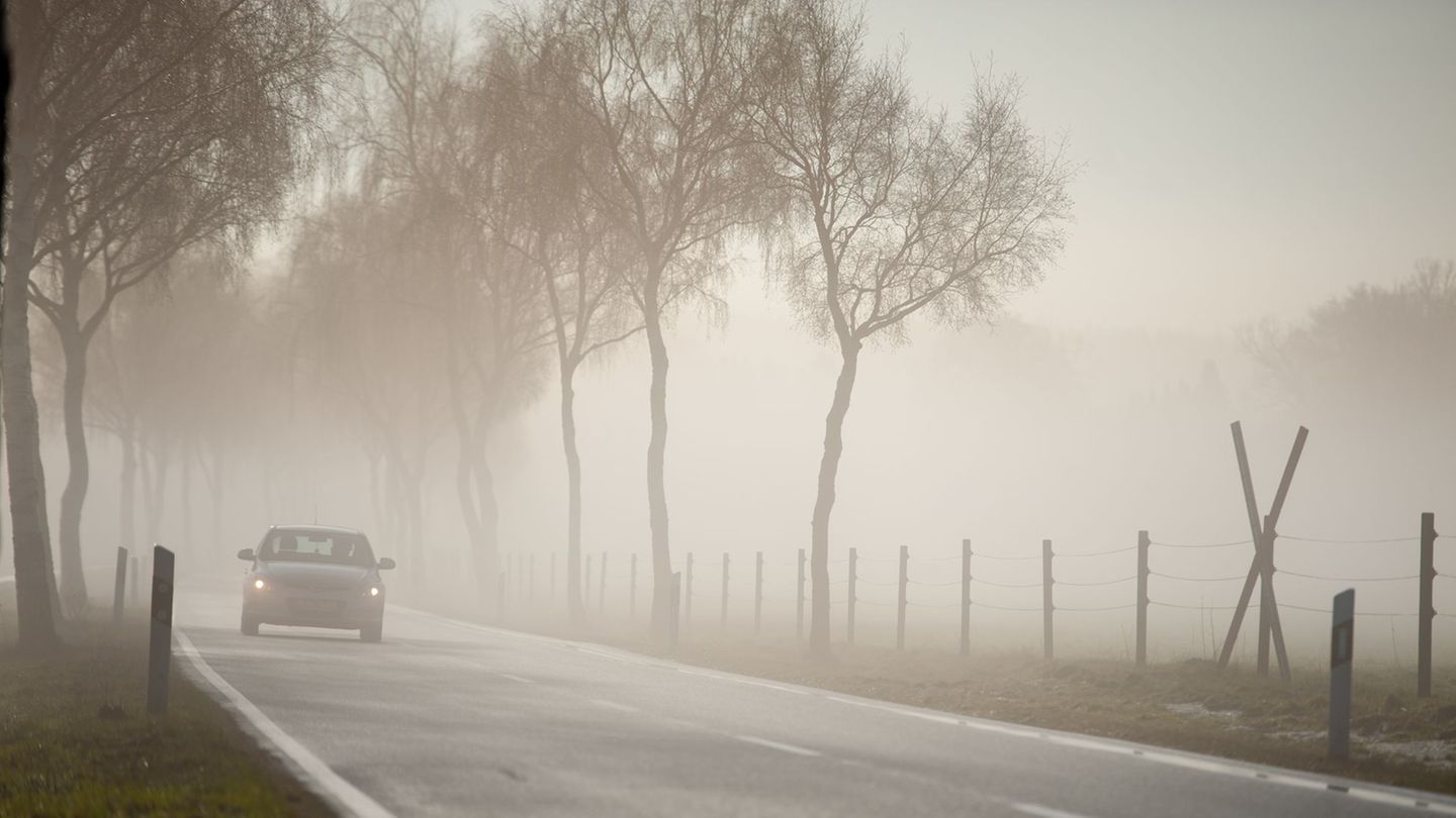 Auf Niedersachsens Straßen ist wegen Nebel und Glättegefahr besondere Vorsicht geboten. (Archivbild) Foto: Philipp Schulze/dpa/d