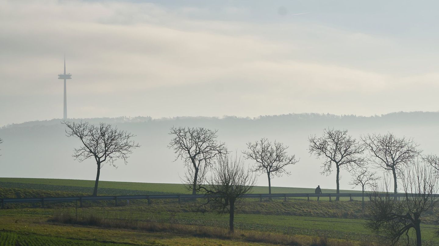 Zum Wochenstart kann es auch mehr Wolken am Himmel geben. Foto: Sascha Ditscher/dpa