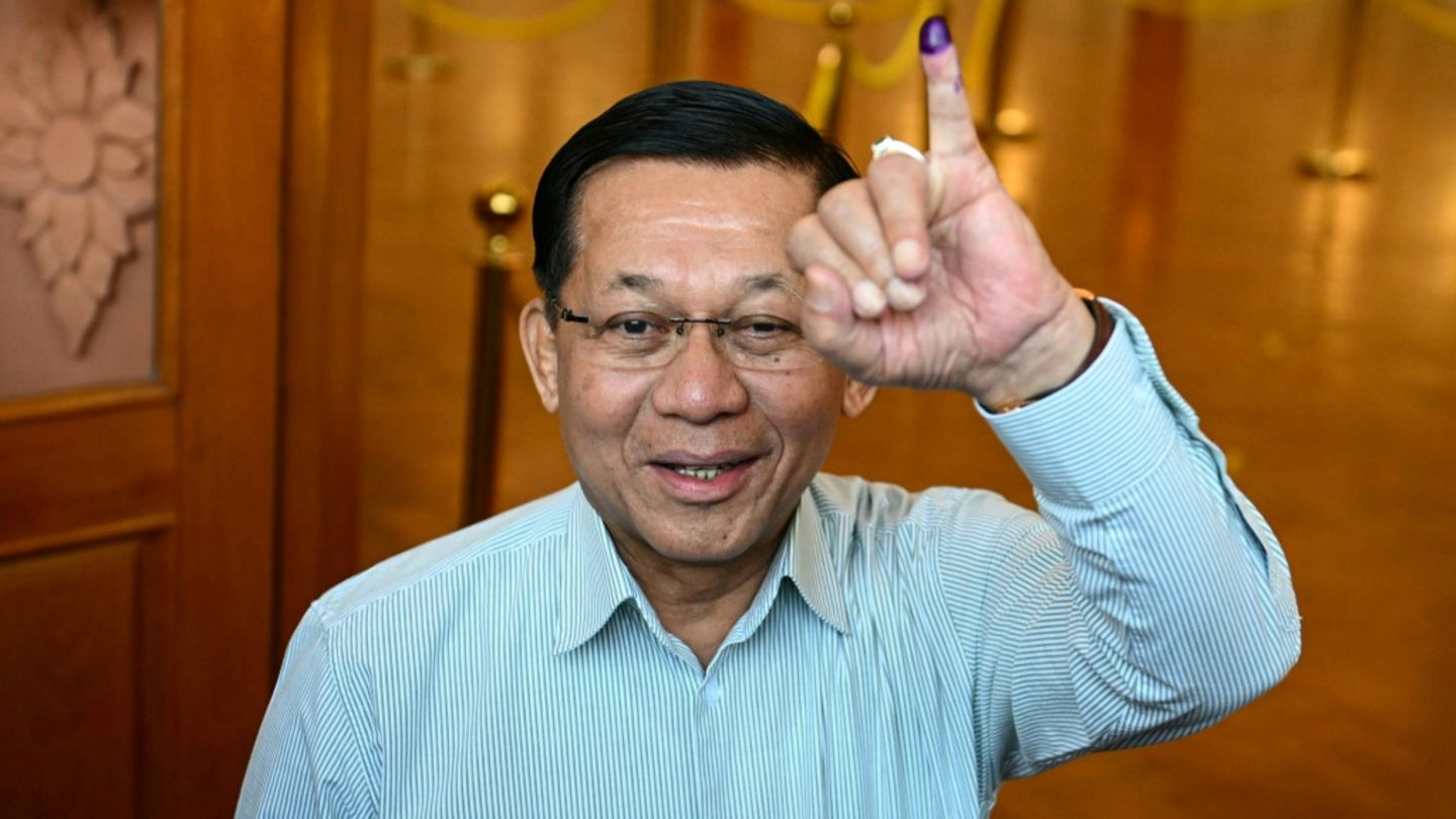 Myanmars Junta-Chef Min Aung Hlaing bei der Stimmabgabe