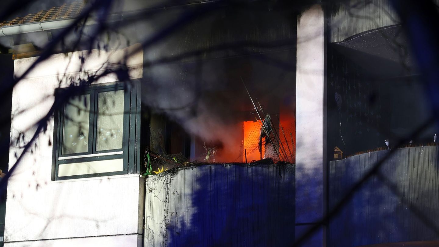 Bei einem Wohnungsbrand in Göttingen ist eine Frau lebensbedrohlich verletzt worden. Foto: Stefan Rampfel/dpa