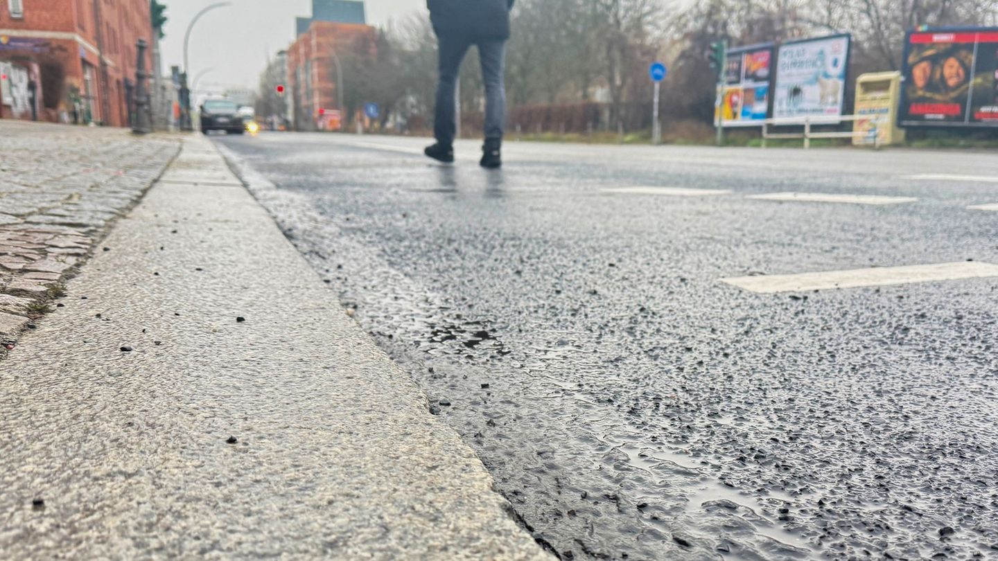 Wegen glatter Straßen und Gehwege sind am Wochenende viele Menschen gestürzt. (Symbolbild) Foto: Paul Zinken/dpa
