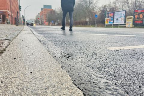 Wegen glatter Straßen und Gehwege sind am Wochenende viele Menschen gestürzt. (Symbolbild) Foto: Paul Zinken/dpa