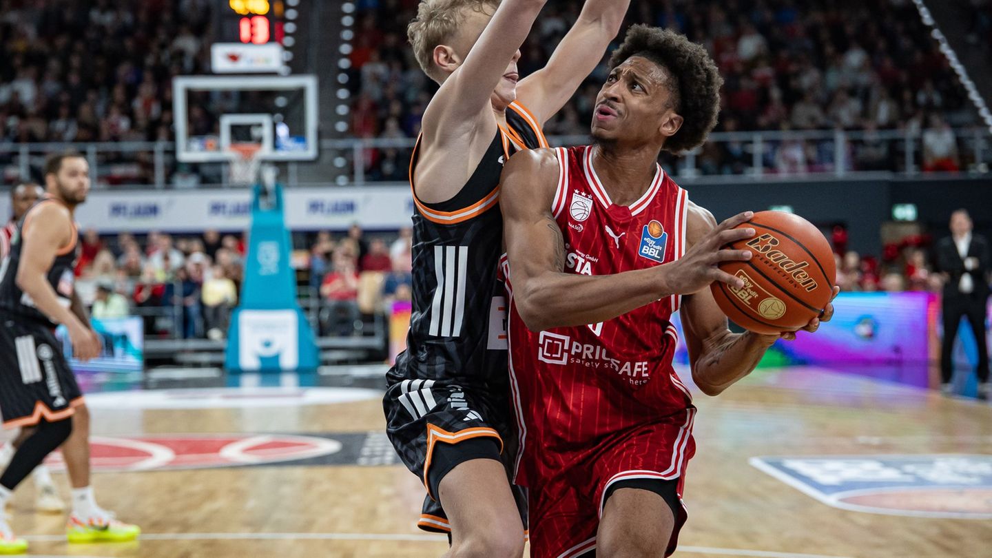 Demarcus Demonia (r) bleibt in Bamberg. (Archivbild) Foto: Daniel Löb/dpa