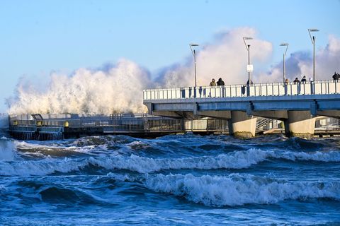 Vom Sturmwetter besonders stark betroffen ist die Ostseeküste Polens - wie hier das Ostseebad Kolberg. Foto: Piotr Kowala/PAP/dp