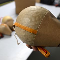 Eine Kugelbombe in der Hand eines Polizisten