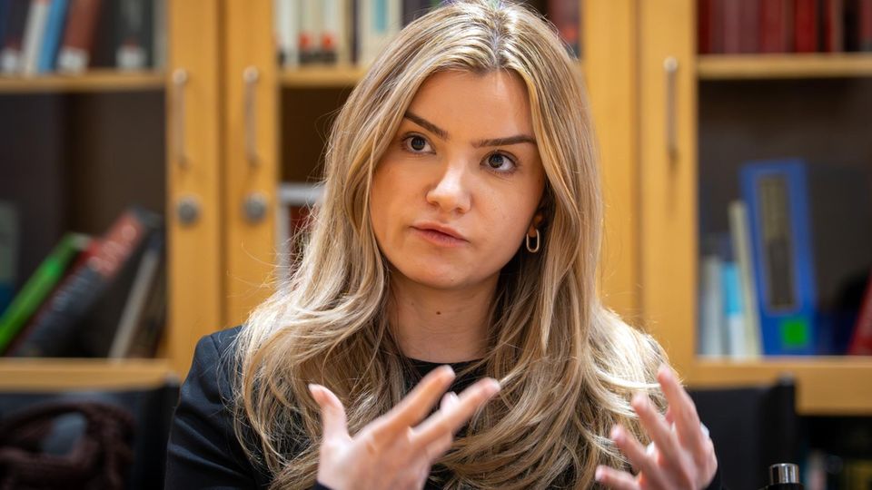 Cansu Kurkis Bruder wurde bei der Explosion einer Kugelbombe schwer verletzt. Monatelang lag er im Krankenhaus