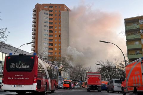 Aus einem Hochhaus in Berlin steigt Rauch auf, während die Feuerwehr löscht