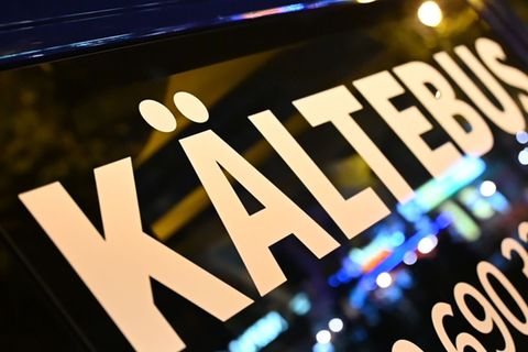 Das Logo vom Kältebus Berlin auf einer Fensterscheibe eines Busses