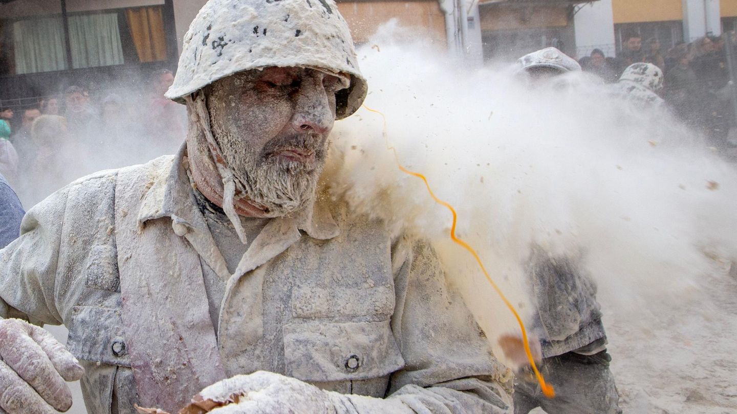 Ibi, Spanien. Erst ins Mehl, dann ins Ei, dann in die Semmelbrösel. Wie eine Panierstraße richtig funktioniert, scheint sich in Spanien noch nicht herumgesprochen zu haben. Denn beim Fest "Els Enfarinats" liefern sich die Teilnehmenden eine Schlacht mit Mehl, Eiern und Feuerwerkskörpern. Was das alles soll? Fragen Sie die Spanier!