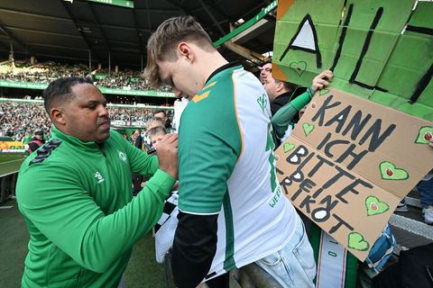 Fan-Liebling in Bremen: Der Brasilianer Ailton beim Abschiedsspiel von Diego. (Archivbild) Foto: Carmen Jaspersen/dpa