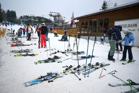 Bei frostigen Temperaturen hat die Saison in den Skigebieten des Sauerlands begonnen. (Archivbild) Foto: Bernd Thissen/dpa