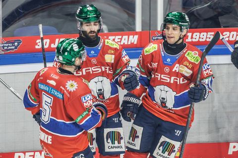 Liam Kirk (m.) und Frederik Tiffels (r.) zählten beim Heimsieg der Eisbären Berlin gegen die Nürnberg Ice Tigers zu den Torschüt