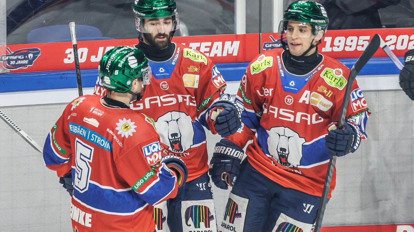 Liam Kirk (m.) und Frederik Tiffels (r.) zählten beim Heimsieg der Eisbären Berlin gegen die Nürnberg Ice Tigers zu den Torschüt