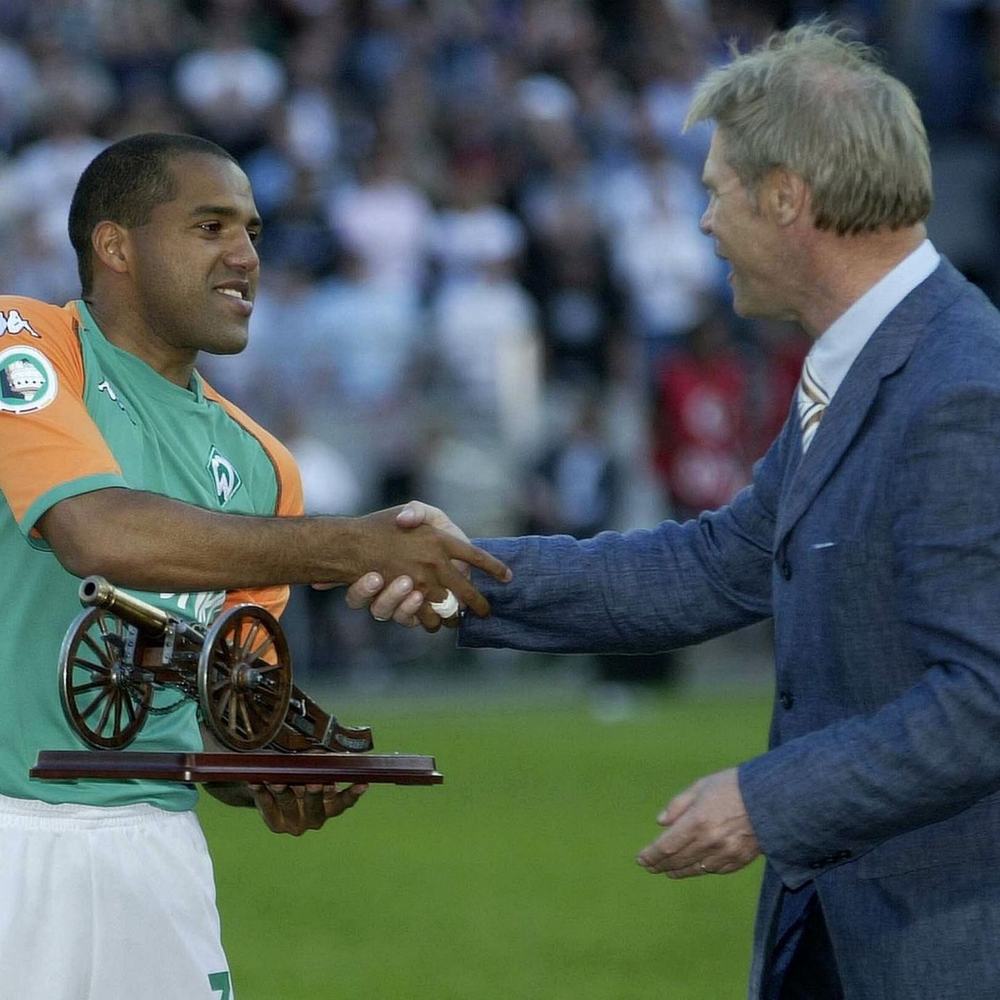 Ailton (links) bekommt vor dem DFB-Pokalfinale 2003/2004 in Berlin die Torjägerkanone überreicht