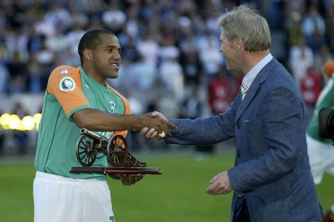 Ailton (links) bekommt vor dem DFB-Pokalfinale 2003/2004 in Berlin die Torjägerkanone überreicht