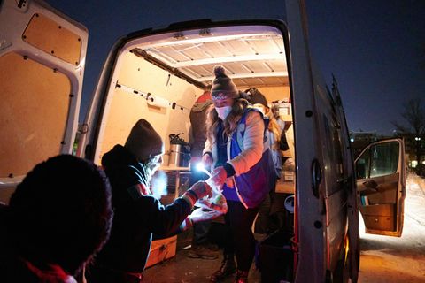 Die Stadtmission hatte in Berlin drei Kältebusse, die wohnungslosen Menschen helfen - nun ist einer völlig ausgebrannt, ein zwei