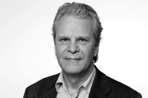 Ein Schwarz-Weiß-Foto von Schauspieler Peter Sattmann