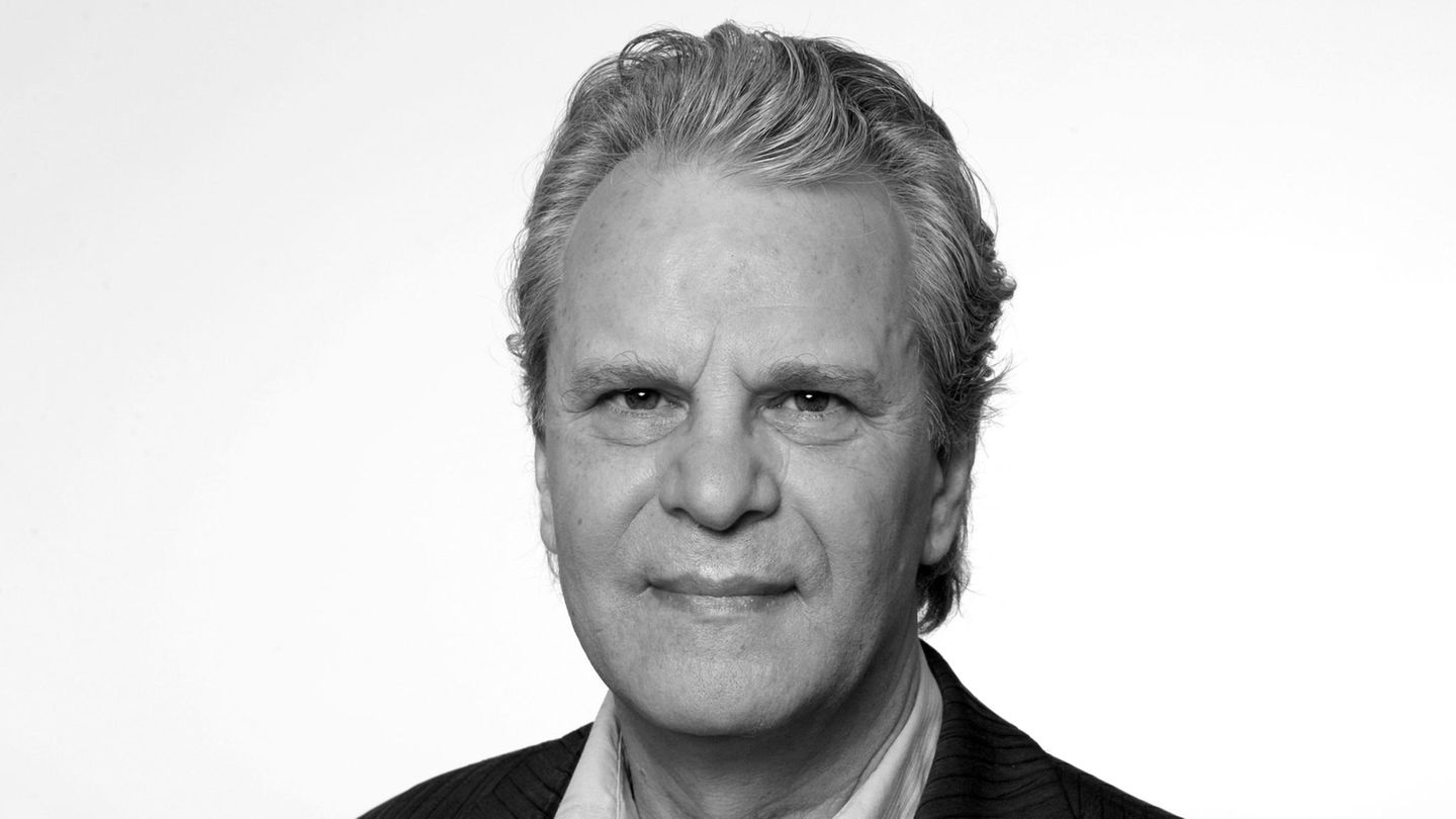 Ein Schwarz-Weiß-Foto von Schauspieler Peter Sattmann